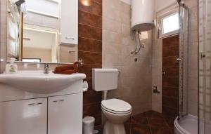 łazienka z toaletą, umywalką i lustrem w obiekcie Apartment Nadalina 1072 w Puli