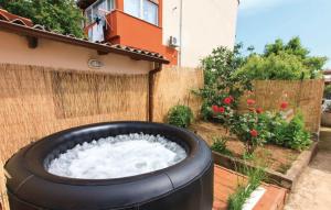 duże wiadro wody na podwórku w obiekcie Apartment Nadalina 1072 w Puli