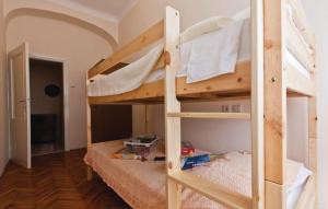 sypialnia z dwoma łóżkami piętrowymi w pokoju w obiekcie Apartment Nadalina 1072 w Puli