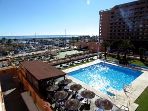 una vista aérea de una piscina en la parte superior de un edificio en Appartement 1st lign on the beach, en Fuengirola