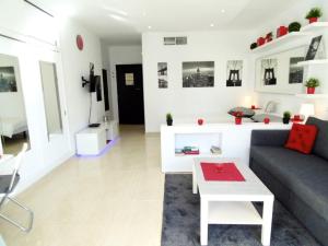 un soggiorno con divano e tavolo di Appartement 1st lign on the beach a Fuengirola