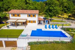 eine Luftansicht eines Hauses mit Pool in der Unterkunft Villa Marron in Veprinac