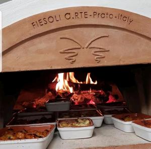 un horno de pizza con diferentes tipos de comida. en B&B Corte San Giuseppe 2, en Nardò