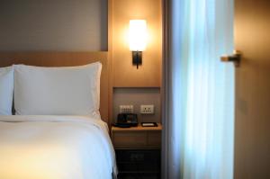 Una cama o camas en una habitación de Jolley Hotel