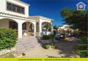 モライラにあるSolhabitat Villa Oasisの庭前階段付白い家