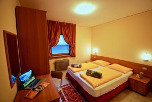 En eller flere senge i et værelse på Appartamenti Sport 3000