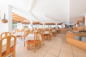 Reštaurácia alebo iné gastronomické zariadenie v ubytovaní Alcudia Beach Apartments