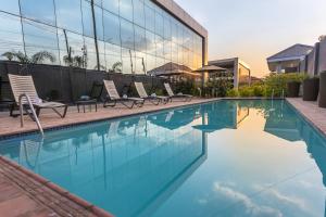 Bazén v ubytování Fallsway Suites nebo v jeho okolí