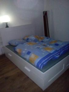 ein Bett mit blauer Decke darüber in der Unterkunft Appartment Emosson 2 in Finhaut