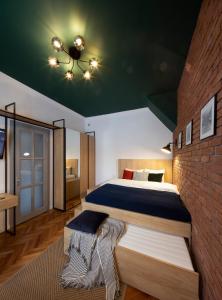 Katil atau katil-katil dalam bilik di Old Town Courtyard Apartment with private parking