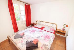 Schlafzimmer mit einem Bett und einem Fenster in der Unterkunft Residence Jungfrau in Interlaken