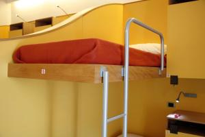 Palanda nebo palandy na pokoji v ubytování Seven Hostel & Rooms