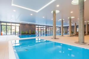 Bazén v ubytovaní Apartamenty Polanki Park BASEN, SAUNA & SIŁOWNIA by Noclegi Renters alebo v jeho blízkosti