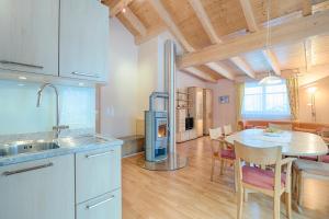Kuchyňa alebo kuchynka v ubytovaní Appartement Klostertal