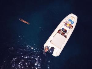une vue aérienne sur un bateau dans l'eau dans l'établissement Attico Giusy, à Balestrate