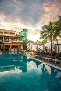 Cape Sienna Phuket Gourmet Hotel & Villas - SHA Extra Plus 내부 또는 인근 수영장