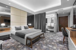 Postel nebo postele na pokoji v ubytování Sky Hotel
