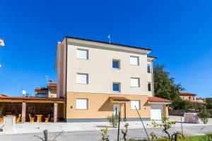 a building with a blue sky in the background at Dragan K3 in Medulin