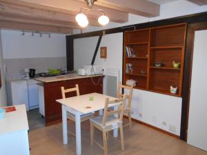ケゼルスベールにあるLa cour des meuniers - le Froment et l'Epeautreの部屋にテーブルと椅子のあるキッチン