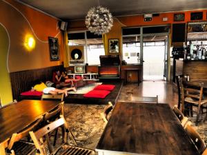 Posezení v ubytování Sunflower Beach Backpacker Hostel & Bar