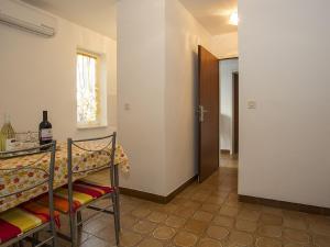 Cette chambre dispose d'une table, d'une fenêtre et d'une porte. dans l'établissement Apartments Miro 1184, à Pješčana Uvala