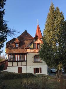 ein altes Haus mit einem Turm darüber in der Unterkunft Jägerschlösschen- Fräulein Jäger in Heilbronn