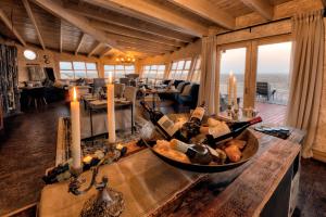 Una habitación con una mesa con botellas de vino. en Shipwreck Lodge, en Möwebaai