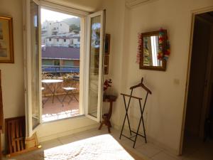 Cette chambre dispose d'une porte coulissante en verre offrant une vue sur le patio. dans l'établissement 4SAP22 Appartement climatisé avec double terrasses, à Collioure