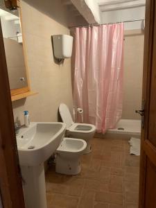A bathroom at San Martino Vald'Afra