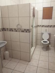 łazienka z toaletą i umywalką w obiekcie Home Sweet Home w mieście Keetmanshoop