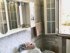 オルビアにあるCasa Dolce Hibiscusの洗面台と2つの鏡があるバスルーム +49枚の写真