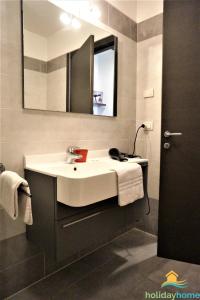 リーヴァ・デル・ガルダにあるApartament Gardaseeのバスルーム(白い洗面台、鏡付)