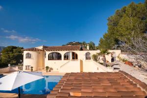 Bazén v ubytovaní Villa Heno, Beautiful detached villa with large private pool - by Holiday Rentals Villamar alebo v jeho blízkosti