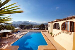 Bazén v ubytovaní Villa Heno, Beautiful detached villa with large private pool - by Holiday Rentals Villamar alebo v jeho blízkosti