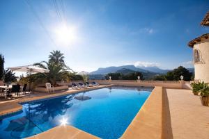 Bazén v ubytovaní Villa Heno, Beautiful detached villa with large private pool - by Holiday Rentals Villamar alebo v jeho blízkosti