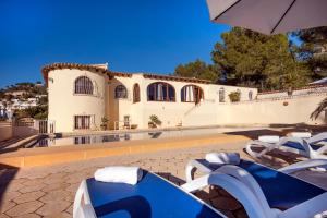 Bazén v ubytovaní Villa Heno, Beautiful detached villa with large private pool - by Holiday Rentals Villamar alebo v jeho blízkosti