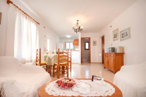 Posteľ alebo postele v izbe v ubytovaní Villa Heno, Beautiful detached villa with large private pool - by Holiday Rentals Villamar
