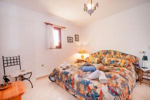Posteľ alebo postele v izbe v ubytovaní Villa Heno, Beautiful detached villa with large private pool - by Holiday Rentals Villamar