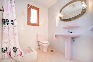Kúpeľňa v ubytovaní Villa Heno, Beautiful detached villa with large private pool - by Holiday Rentals Villamar