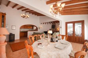 Posedenie v ubytovaní Villa Heno, Beautiful detached villa with large private pool - by Holiday Rentals Villamar