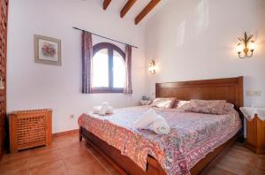 Posteľ alebo postele v izbe v ubytovaní Villa Heno, Beautiful detached villa with large private pool - by Holiday Rentals Villamar
