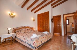 Posteľ alebo postele v izbe v ubytovaní Villa Heno, Beautiful detached villa with large private pool - by Holiday Rentals Villamar