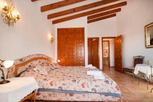 Ένα ή περισσότερα κρεβάτια σε δωμάτιο στο Villa Heno, Beautiful detached villa with large private pool - by Holiday Rentals Villamar