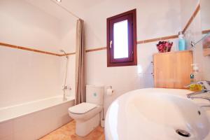 Kúpeľňa v ubytovaní Villa Heno, Beautiful detached villa with large private pool - by Holiday Rentals Villamar