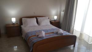 een slaapkamer met een bed met handdoeken erop bij Areti Apartment in Souda
