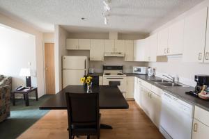 مطبخ أو مطبخ صغير في Capital Suites Yellowknife