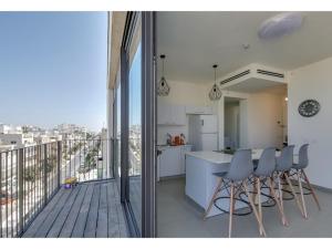 cocina y balcón con vistas a la ciudad en Luxury 2Bedroom brand new apt Carlton Hotel, en Tel Aviv