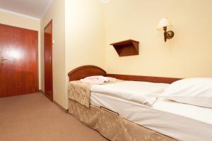Łóżko lub łóżka w pokoju w obiekcie JANTAR-SPA Kompleks Wypoczynkowo-Rehabilitacyjny