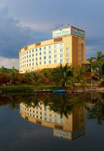 een hotelgebouw met een reflectie in het water bij Fortune Select Grand Ridge, Tirupati - Member ITC's Hotel Group in Tirupati