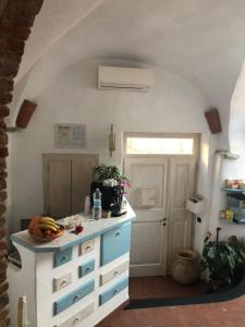 uma cozinha com um balcão com uma tigela de bananas em Ca' Du Batan em Spotorno